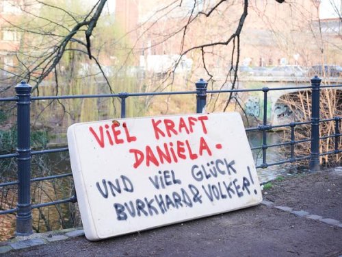 Nach Festnahme von ehemaliger RAF-Terroristin: Durchsuchungen in Berliner Wohnhaus von Daniela Klette gehen weiter