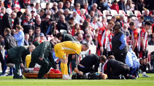 Unfall in Premier-League-Spiel: Zusammenprall: Brighton-Profi auf Trage vom Platz gebracht