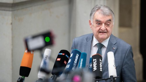 Kritik an Asylpolitik: CDU-Innenminister Reul stellt sich gegen Obergrenze für Migranten
