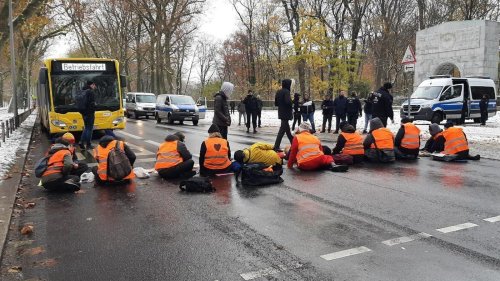 Klimaaktivisten kleben wieder in Berlin: „Letzte Generation“ blockiert Straße – doch die Polizei hatte einen Trick