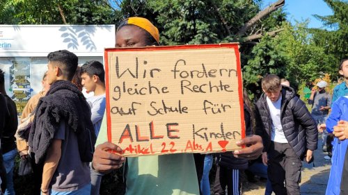 „Mein kleiner Bruder ist im Mittelmeer ertrunken“: Junge Geflüchtete protestieren für Schulplätze in Berlin