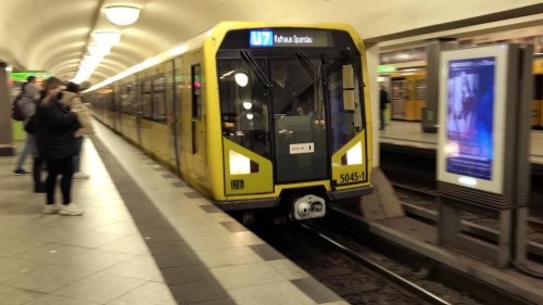 Feuer im Gleis: Berliner Feuerwehr löscht Brand im U-Bahnhof Mehringdamm