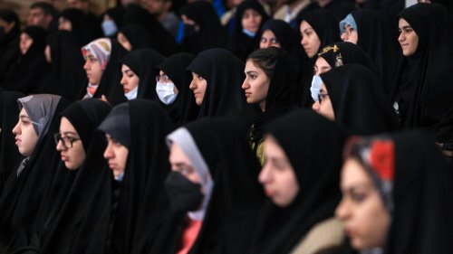 Harte Strafen bei Verstößen: Iran bringt umstrittenes Kopftuchgesetz auf den Weg