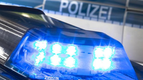 SEK-Einsatz in Neu-Hohenschönhausen: Mann hantiert in Berliner Treppenflur mit Säbel