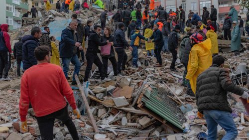 Wetterbedingungen erschweren Rettungsarbeiten: Mindestens 3000 Tote nach Erdbeben in türkisch-syrischer Grenzregion