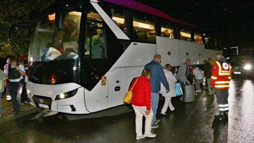 Maximale Arbeitszeit überschritten: Fahrer lässt Bus mit Reisegruppe abends auf Autobahn-Parkplatz zurück