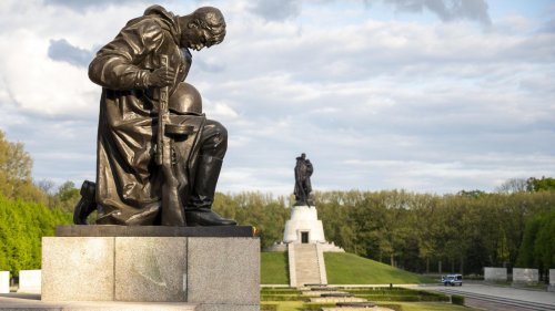 Am „Tag der Befreiung“: Berliner Polizei will Zeigen russischer Flaggen abermals verbieten