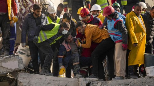 Gesamtzahl der Opfer steigt auf mehr als 7100: Scholz sichert der Türkei nach dem Erdbeben weitere Unterstützung zu