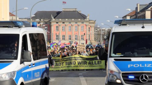 „Wir lassen uns unsere Stadt nicht kaputtsparen“: Mehr als 2000 Menschen bei Demo in Potsdam gegen Kürzungen
