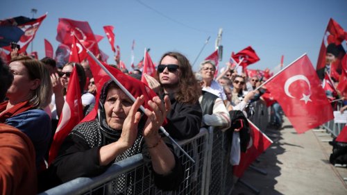 „In der Türkei kann sich niemand wirklich sicher fühlen“: Erdogans früherer Premierminister Davutoglu im Gespräch