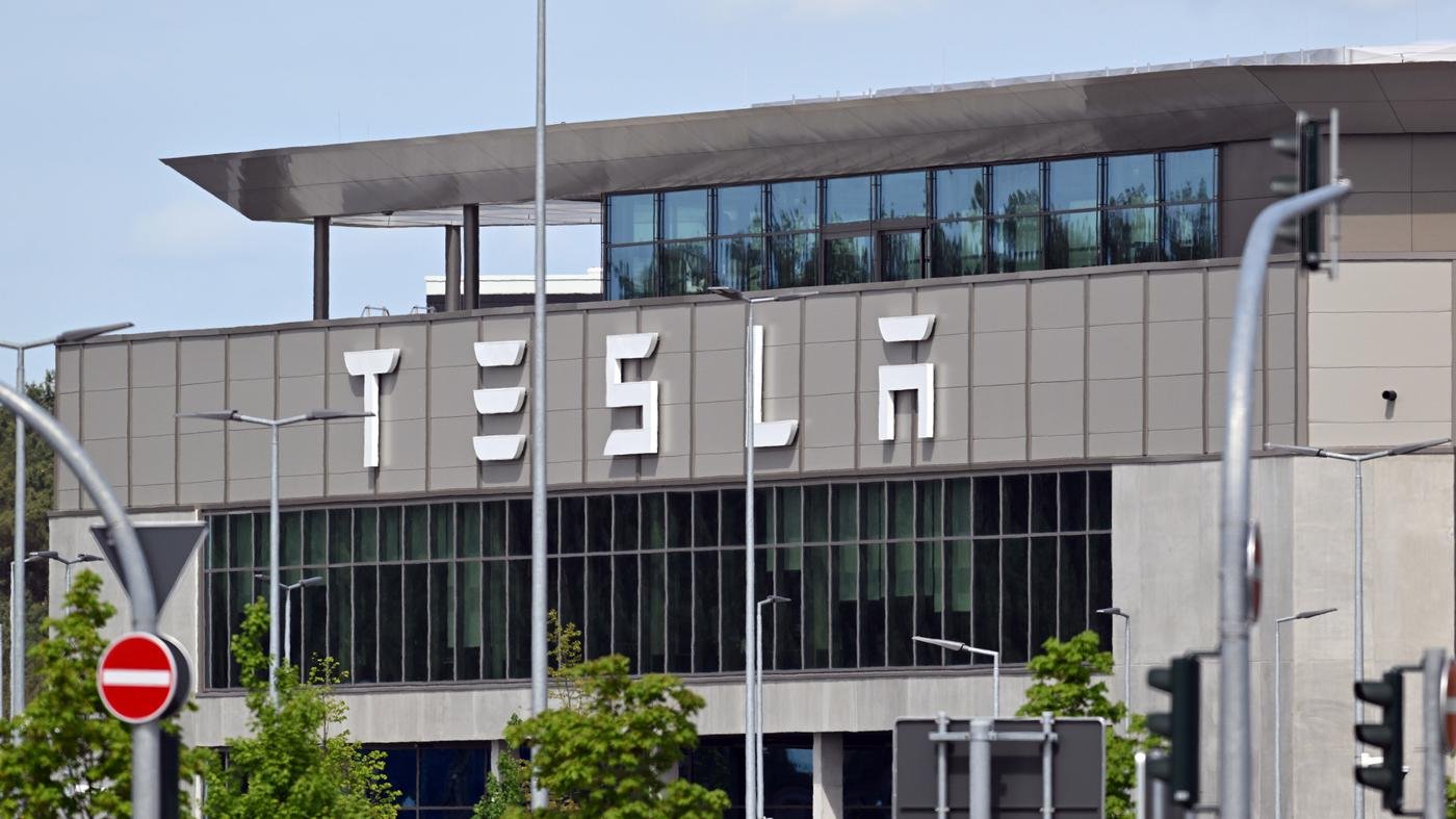Streit mit Gewerkschaft IG Metall: Tumult bei Tesla-Betriebsversammlung in Grünheide