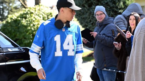 Fußball-Nationalmannschaft: Vor Italien-Kracher: Musiala kommt im Trikot von NFL-Star