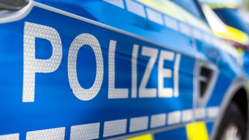 Unfälle: Polizist fährt bei Verfolgung auf A100 in Leitplanke