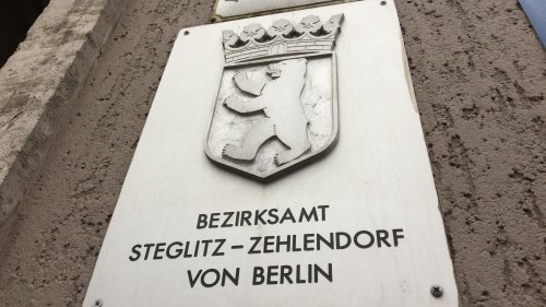 Die Bezirksbürgermeisterin wirkt ratlos: Ist am Zehn-Millionen-Minus im Berliner Südwesten vor allem das Land schuld?