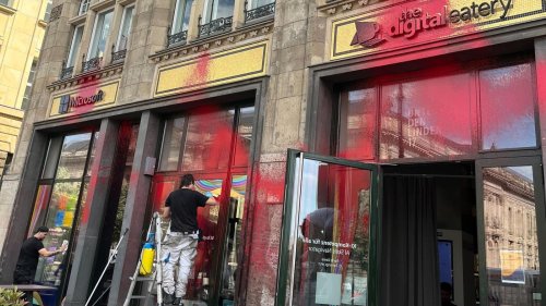 Fassade und Glasfront Unter den Linden beschädigt: Farbattacke auf Microsoft-Geschäftsstelle in Berlin