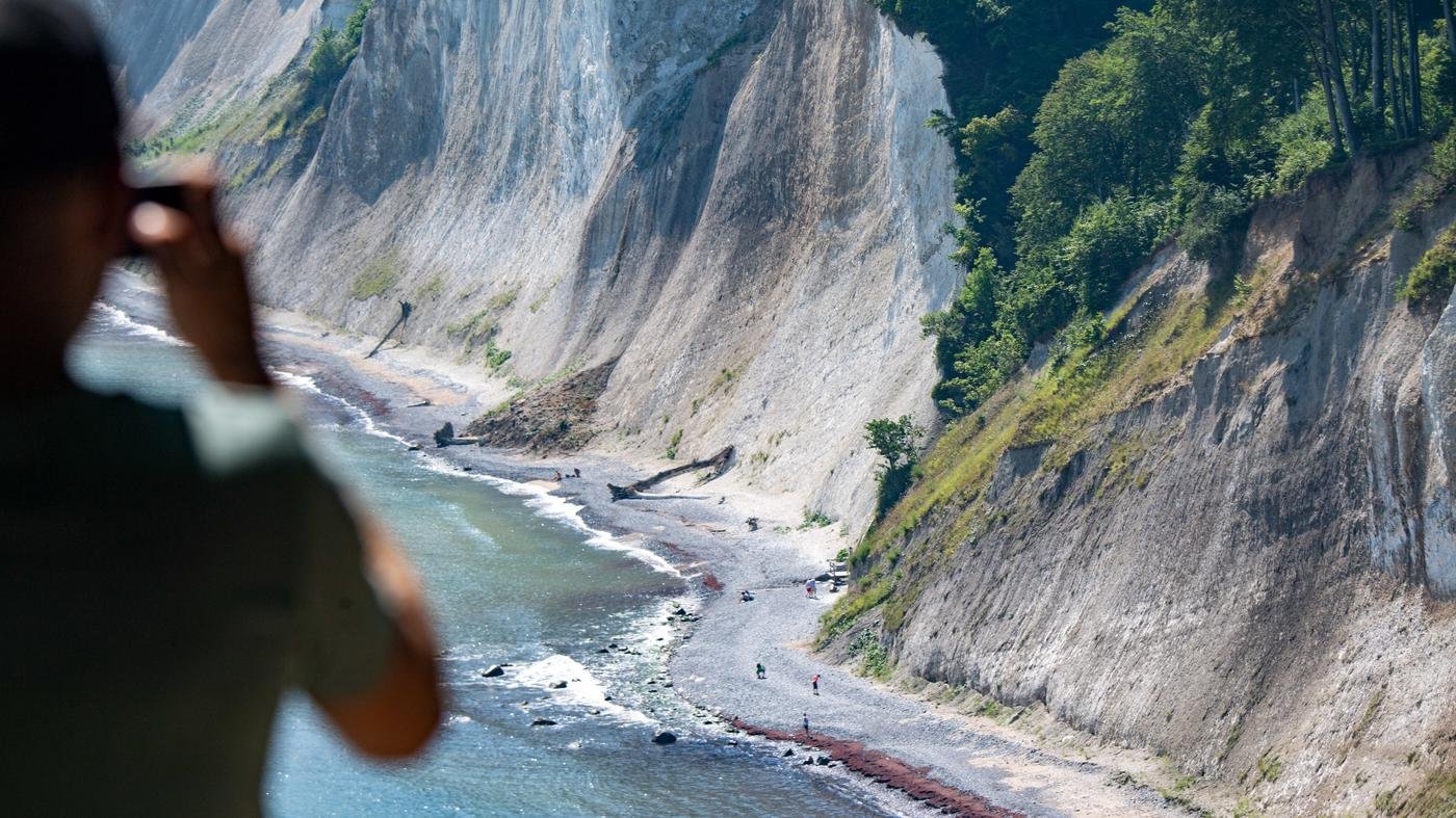 Handy an Steilküste verloren: 20-Jährige kletterte Rügener Kreidefelsen hinunter und stürzte dabei fast ab