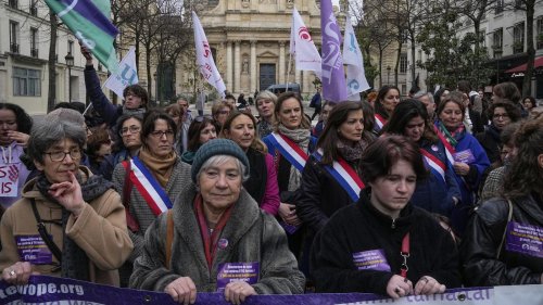 „Bevor es zu spät ist“: Frankreich will als erstes Land das Recht auf Abtreibung in der Verfassung verankern