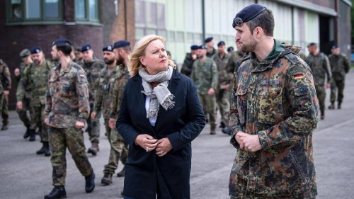 Stärkung der Bundeswehr: Wehrbeauftrage sieht die Herausforderung beim Personal größer als beim Material