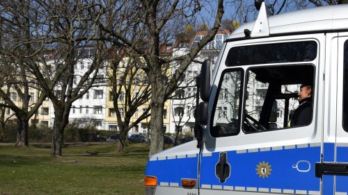 Angegriffen und Musikbox geklaut: Räuber-Duo überfällt Gruppe junger Erwachsener im Berliner Volkspark Friedrichshain
