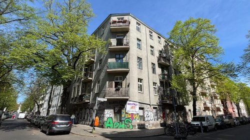 „Der öffentliche Druck hat gewirkt“: Abwendungsvereinbarung für Wohnhaus in Neukölln unterzeichnet