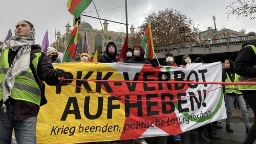 „Für demokratische Lösung der kurdischen Frage“: Tausende demonstrieren in Berlin gegen das PKK-Verbot