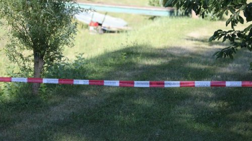 Mann in Thüringen stirbt nach Sturz in tiefes Erdloch