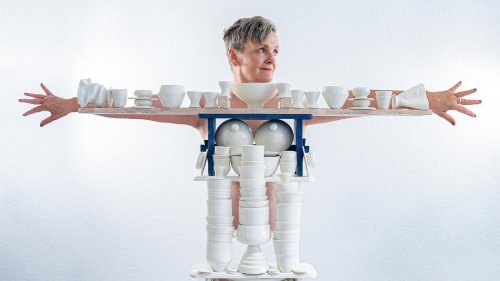 Uli Aigner zeigt Porzellangefäße im Neuen Museum: Die Gesamtkunstwerkerin