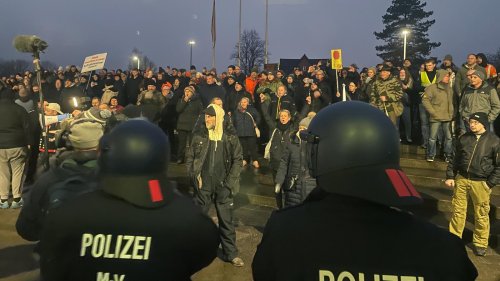 Ausschreitungen bei Protest gegen Flüchtlingsheim : Demonstranten wollten Kreistagssitzung in Grevesmühlen stürmen