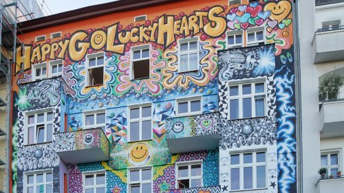 Wandbild-Streit in Berlin-Charlottenburg: Hostel „Happy Go Lucky“ verweigert Entfernung der Street-Art an seiner Fassade