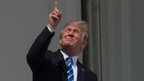 „Der wichtigste Moment der Geschichte“: Donald Trump postet skurriles Video über die Sonnenfinsternis