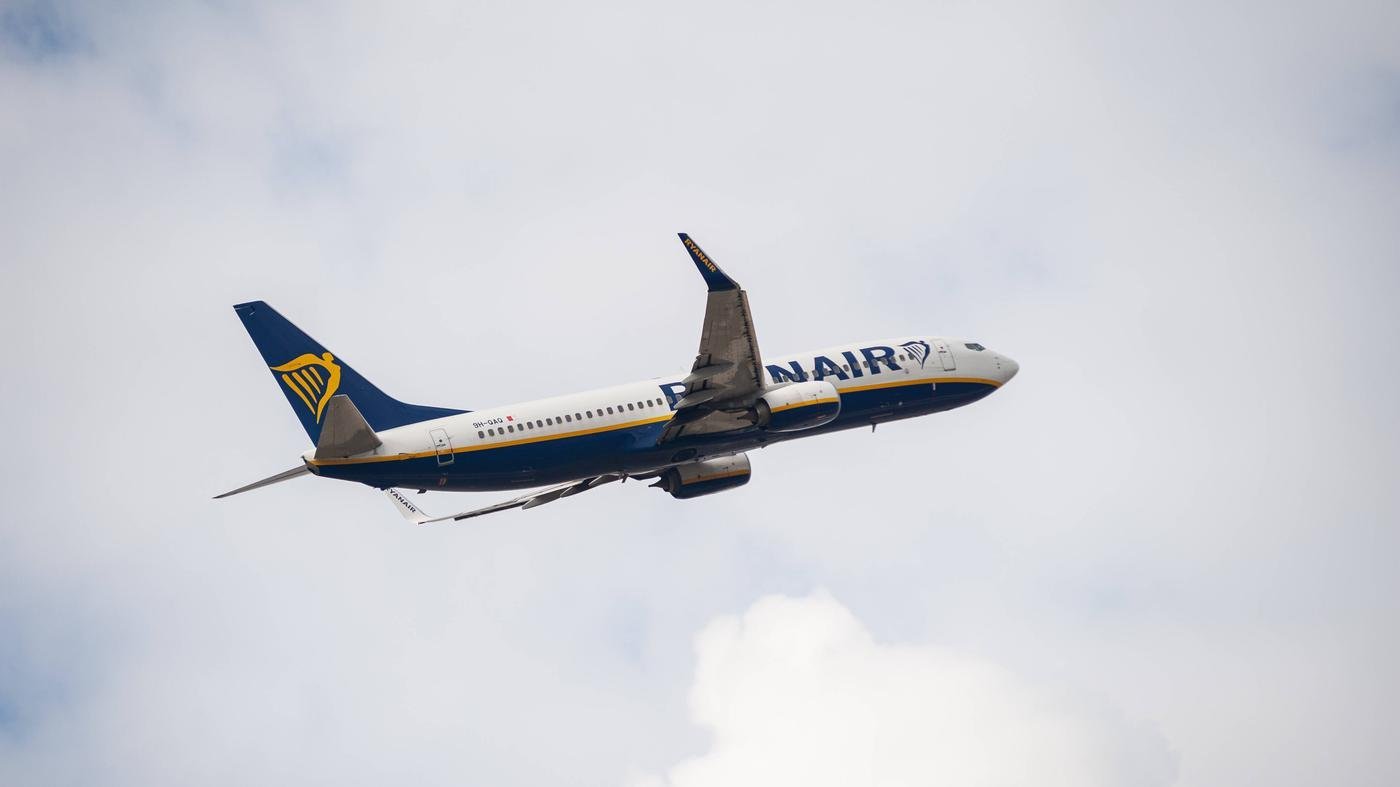 Wegen fehlender geschlechtsneutraler Anrede: Nicht-binäre Person verklagt Ryanair in Berlin