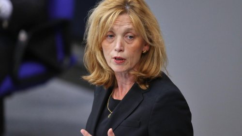 „Wir müssen uns damit schnell beschäftigen“: Bildungsministerin Prien für Verbot privater Handynutzung in Grundschulen