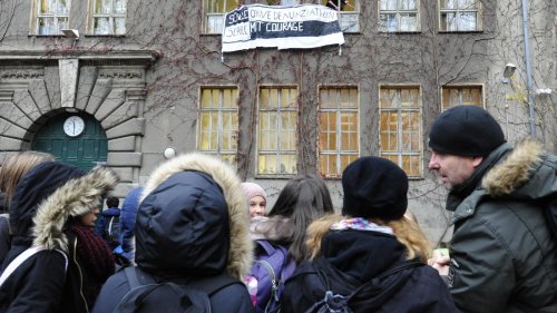„Gegen verfassungsfeindliche Umtriebe“ : Gewerkschaft ruft Lehrkräfte zur Auseinandersetzung im Unterricht mit der AfD auf