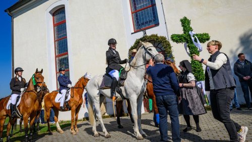 Osterbräuche: Osterreiten der Sorben - Frohe Kunde vom Pferderücken aus