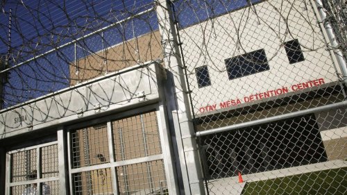 Fußfesseln, Bohnen, Psychospiele : Wie ein 25-Jähriger aus Sachsen-Anhalt für 16 Tage im US-Abschiebegefängnis landete