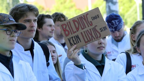 Im weißen Kittel vor dem Landtag: Medizinstudierende protestieren in Potsdam gegen Kürzungen