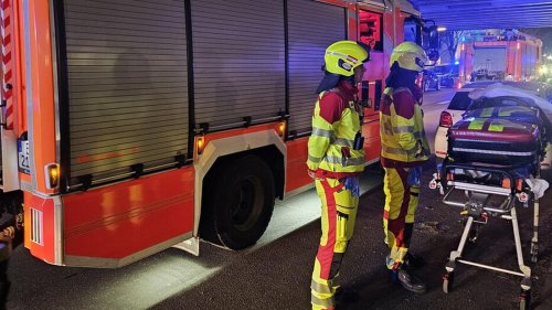 Brand in einem Kellerverschlag ausgebrochen : Feuerwehr löscht Feuer im Seitenflügel in Berlin-Kreuzberg