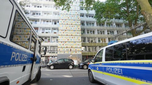 Mietstreit endet in Polizeieinsatz: Mob hindert Frau am Betreten ihrer Wohnung in Prenzlauer Berg