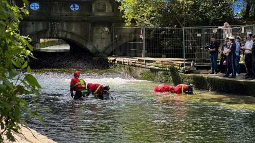 Tödlicher Surfunfall in München: Polizeitaucher suchen Flussbett des Eisbachs ab
