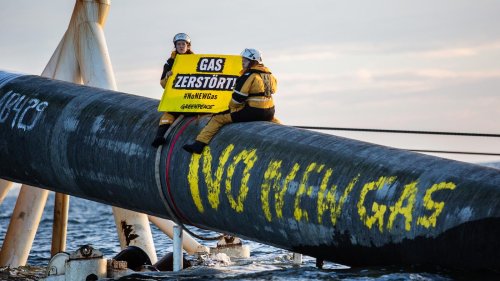 Protest gegen LNG-Pipeline: Polizei geht im Greifswalder Bodden gegen Greenpeace-Aktivisten vor