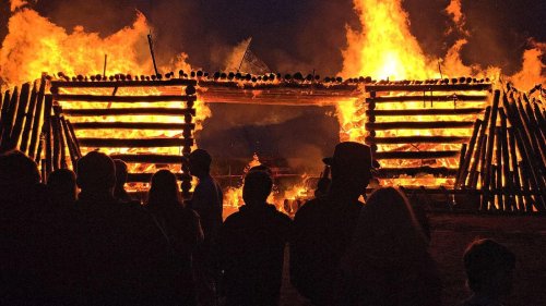 Besonderes Osterfeuer: Osterfeuer der besonderen Art: Brückenbau wird abgebrannt