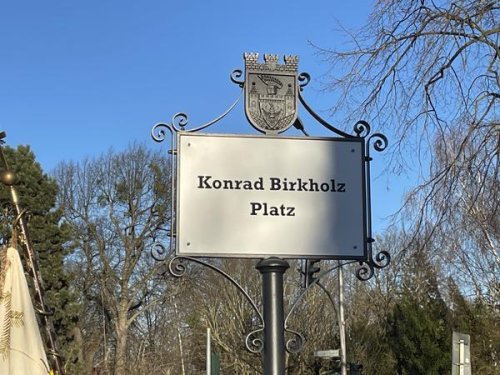 Ein Platz für Spandaus „Dorfschulzen“: Kladows Dorfplatz trägt nun den Namen des Ex-Bürgermeisters