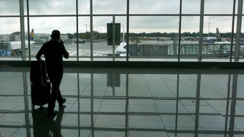 Klimaprotest an Flughäfen: Landebahn in München zwischenzeitlich gesperrt, Aktivisten auch am BER