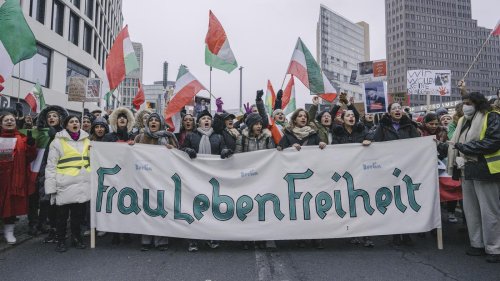 „Mörder Chamenei“: Berliner Polizei geht wegen Verleumdung gegen Iran-Demonstranten vor