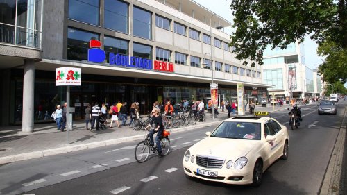 Polizeieinsatz in Steglitzer Schloßstraße: Einbrecher rasen mit Audi in Berliner Einkaufszentrum und erbeuten Schmuck