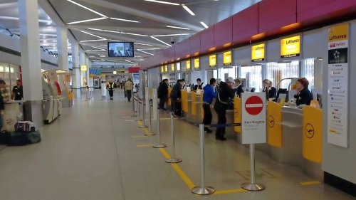 Schalter, Schilder, Wanduhren: Ein Berliner Flughafen kommt in die Mottenkiste