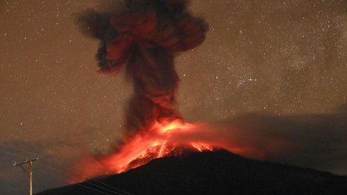 Eruption in Indonesien: Vulkan Lewotobi Laki-Laki spuckt wieder Feuer
