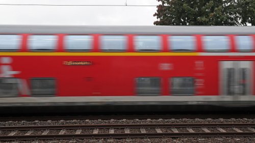 Als 13-Jähriger Radio auf Zug geschmissen: Junger Mann muss Zehntausende Euro an Deutsche Bahn zahlen
