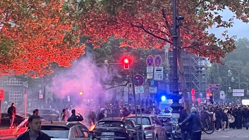 Nach Sieg von Galatasaray Istanbul: Türkische Fußballfans feiern und zünden Pyrotechnik am Ku’damm in Berlin