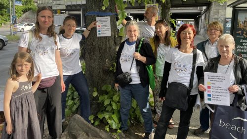Vorm Kahlschlag in Berlin-Tempelhof: Anwohner kennzeichnen bedrohte Bäume an geplanter Baustelle